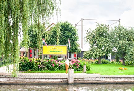 Uitzicht op groepsaccommodatie Hooiberg aan het water